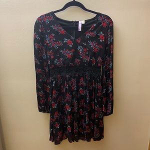 Women’s floral dress with lace in the middle